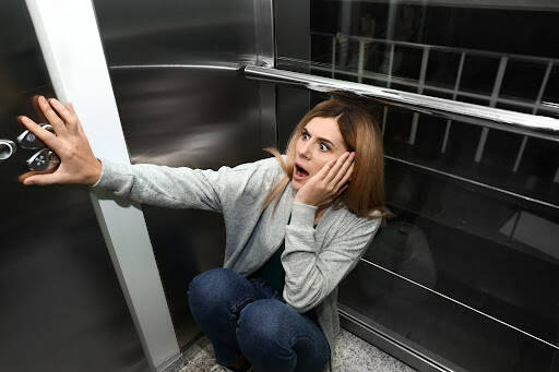 Οδηγίες και συμβουλές σε περίπτωση εγκλωβισμού στο ασανσέρ